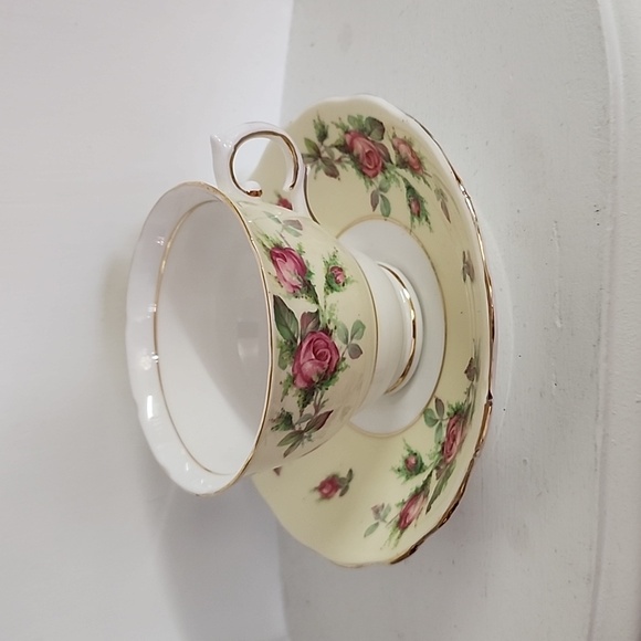 English Tea Cup and Saucer Colclough Pale Yellow Tea Cup and saucer - Picture 4 of 6